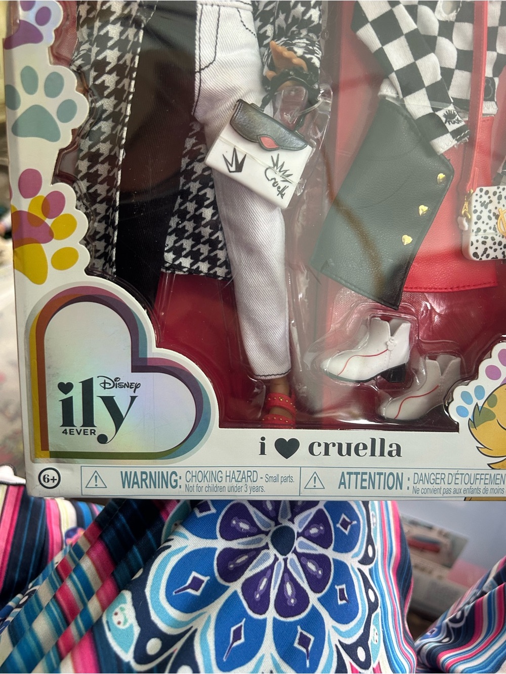 Disney ILY Cruella Fashion Doll - Black, White & Red - Picture 5 of 12